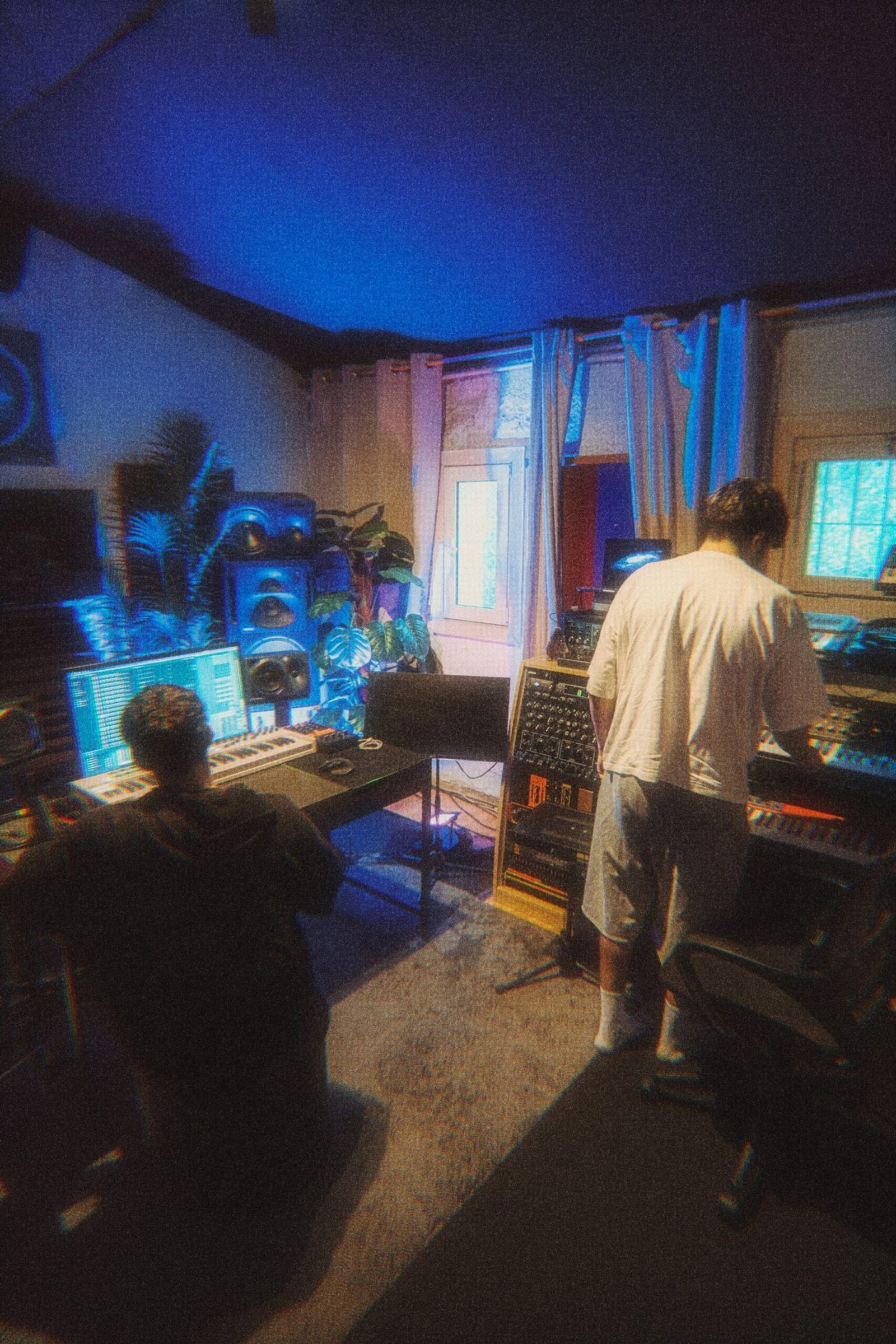 Sesión nocturna en el estudio con dos artistas trabajando